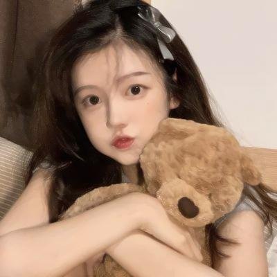 穿一只红鞋的男人